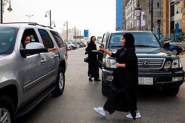12. Ehliyet yasağının kalkmasının ardından Suudi Arabistan'daki kadınlar hiç vakit kaybetmeden arabalarının başına geçtiler.