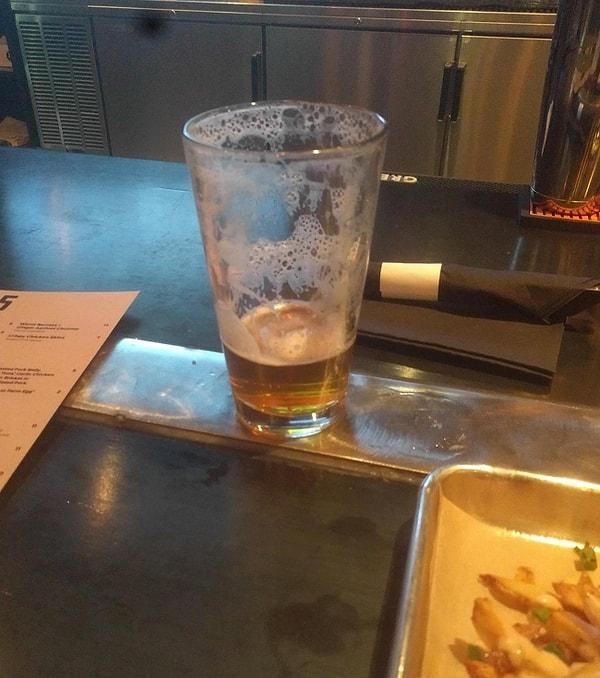 5. Yerel bir barda bulunan bu buz gibi metal şerit, biranızın soğuk kalmasını sağlıyor. 🍻