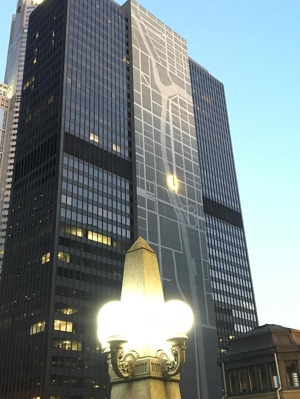 8. Chicago'daki bu binanın üzerinde çevredeki bölgenin bir haritası var, bulunduğunuz bölge ise ışıkla aydınlatılmış. 🏢