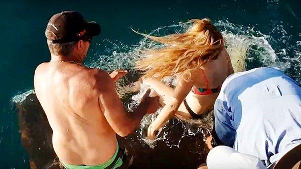 Melissa Brunning elle beslemeye çalıştığı köpek balığı tarafından suya çekilmeden önce hayatının deneyimini yaşıyordu.
