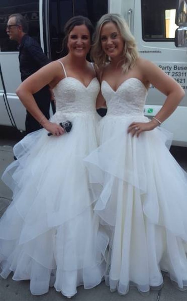 6. "В день свадьбы моей лучшей подруги нам встретилась еще одна невеста с точно таким же платьем, как у нее!"