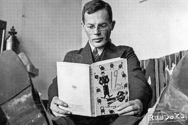 3. Настоящая фамилия русского писателя Евгения Петрова...?