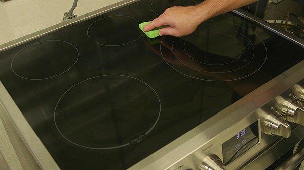 2. Bir ponza taşı kullanarak zahmetsiz fırın ve ocak temizleme: