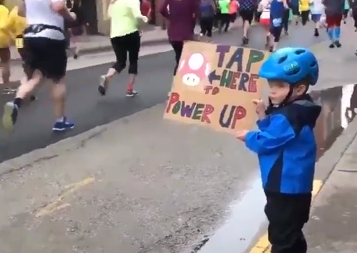 Maratonda Koşan Yarışmacılara Pozitif Enerji Dağıtan Ufaklık