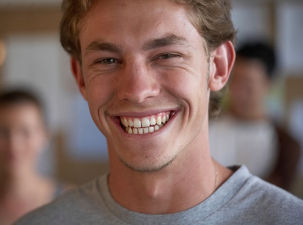 Вы потеряли девственность с уверенным в себе белым парнем!