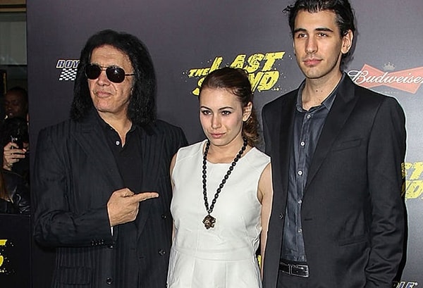 8. Gene Simmons'un çocukları onun parasıyla zengin olmayacak.