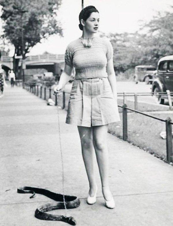 5. Zorita adındaki diva evcil yılanını gezdiriyor, 1930.