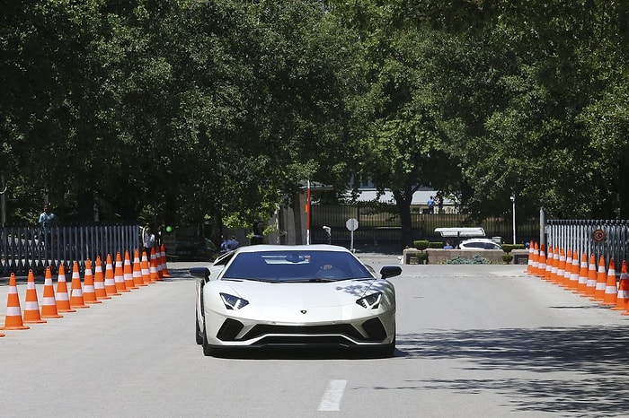 Bir Kez Daha Sosyal Medyada Gündem: AKP Milletvekili Kenan Sofuoğlu Meclis'e Lamborghini ile Gitti