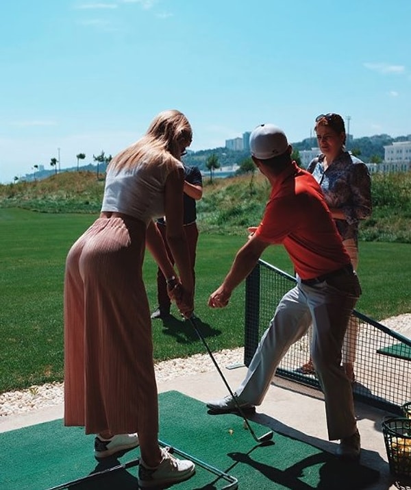 С одной стороны, рекламировать город с помощью блогов с многотысячными подписчиками - очень разумный шаг. С другой стороны, российские блогеры оказались такими красотками, что на фото любуешься скорее ими, чем турецкими пейзажами.