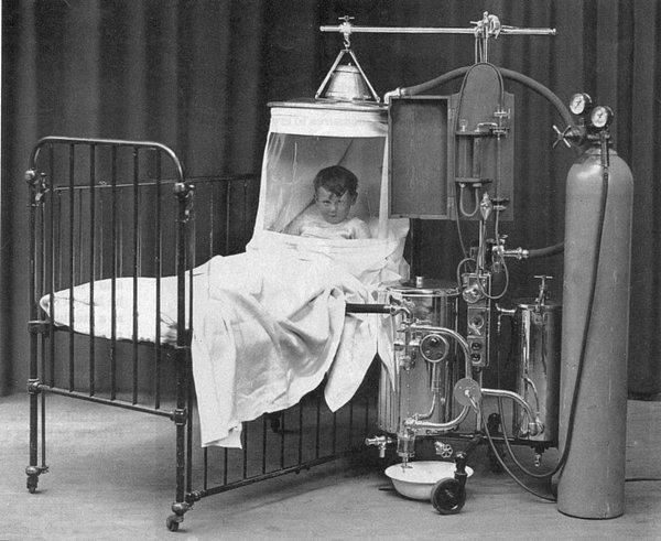 14. Oksijen makinesinin içinde bir çocuk - Amerika, 1930
