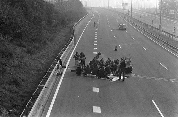 23. Petrol krizi zamanları otobanda piknik yapan insanlar - Holllanda, 1973
