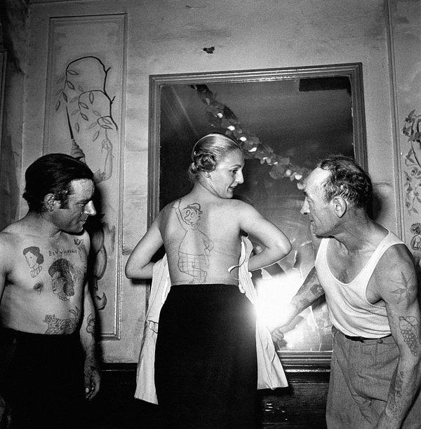 25. Amatör dövme artisti yarışmasında performans gösteren dövmeciler - Fransa, 1950