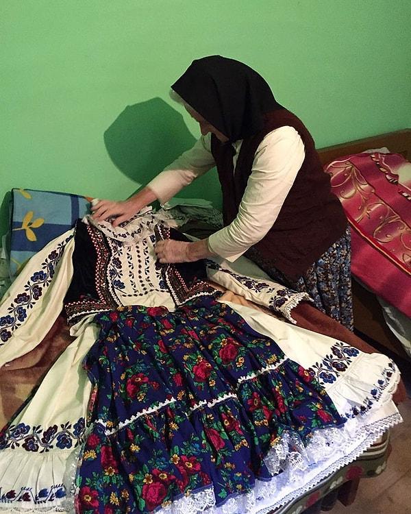 Bihor'da yaşayan insanlar bu tarz geleneksel kıyafetlere sahip olmaktan gurur duyuyorlar.
