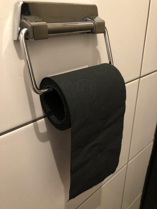14. Bu siyah tuvalet kağıdı Hollanda'da bir kafede bulunuyor. Her zamankinden sıkıldılar sanırım.