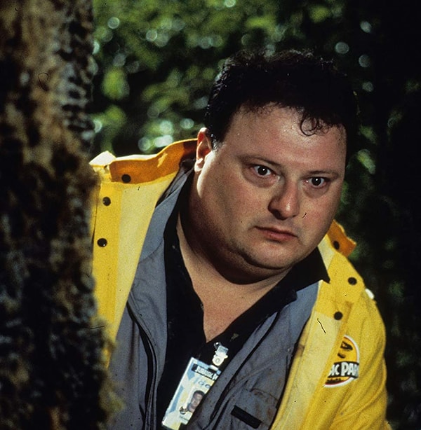 4. Какой динозавр убивает Недри?