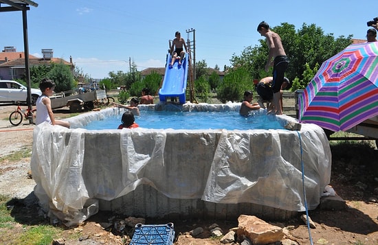 İmkânsızlıklar Nedeniyle Tatile Gidemeyen Çocukların Gülümseten Hikâyesi ve El Yapımı 'Aquapark'