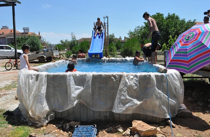 İmkânsızlıklar Nedeniyle Tatile Gidemeyen Çocukların Gülümseten Hikâyesi ve El Yapımı 'Aquapark'