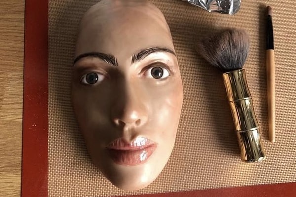 Вся изюминка состоит в том, что именинница очень похожа на Ким Кардашьян. Как лицом, так и фигурой.