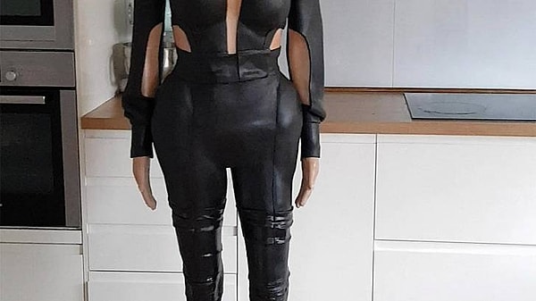 Что ж, похожа так похожа. Дебби, конечно, делала копию девушки, а не Ким, но сходство все равно нельзя не заметить.