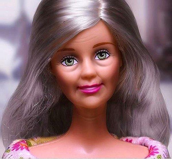 11. 'Barbie' o bildiğimiz ünlü oyuncak bebeğin ismi değil aslında. Esas isim 'Barbara Millicent Roberts' iken 'Barbie' takma bir isimdir.