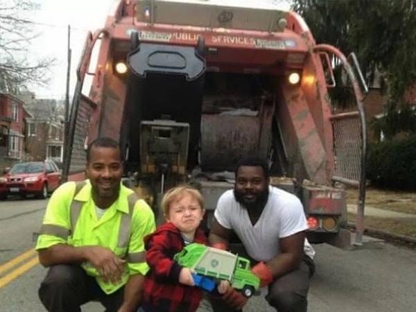 4. «Этот парнишка ждал работников мусоровоза целую неделю, чтобы показать им свой игрушечный мусоровоз, и ужасно растрогался от встречи со своими героями»