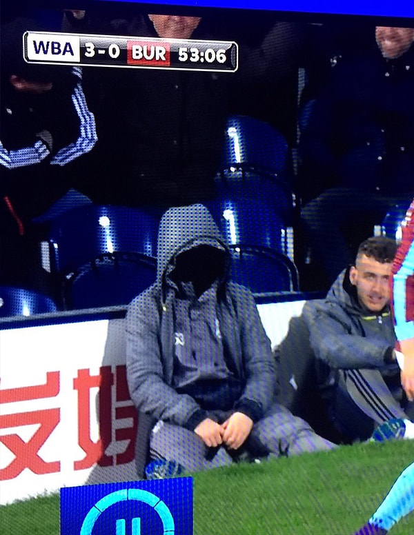 4. Мальчик без лица, подающий мяч игроку