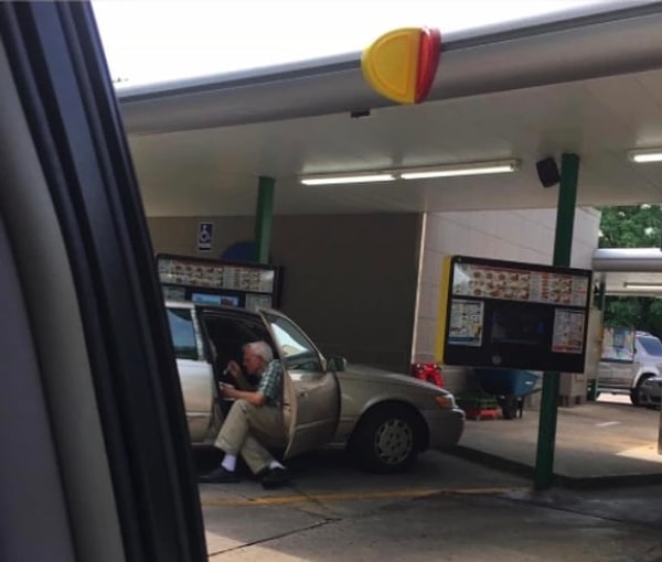 14. «Сегодня увидел, как этот мужчина кормил свою жену мороженым с ложечки 😭😭😭»