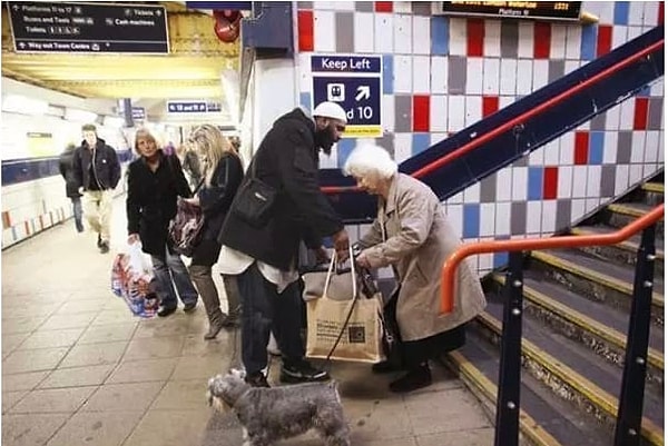 19. «Этот парень пропустил свой поезд, просто чтобы помочь этой пожилой женщине с сумками»