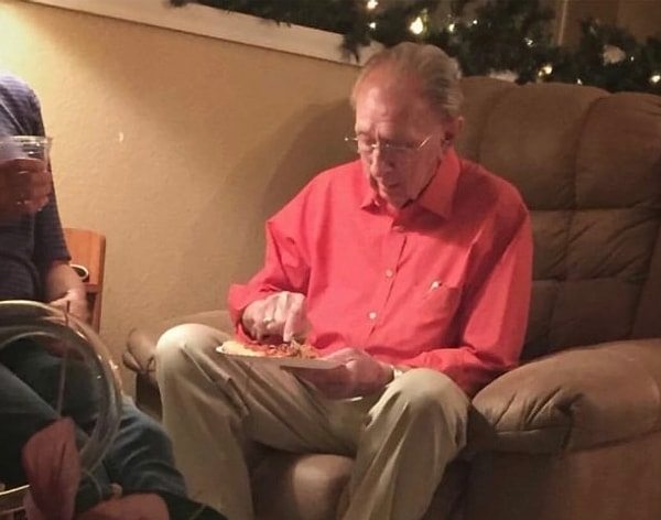 25. «Наш сосед Эрл устроил вечеринку с бесплатной пиццей для всех. Ему 95, его жена умерла, а дети и внуки выросли и разъехались, но он не перестает дарить любовь людям»