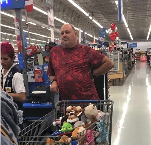 31. «Этот мужчина каждый год покупает ворох мягких игрушек в супермаркете, переодевается в Санту и навещает больных детишек в больнице»