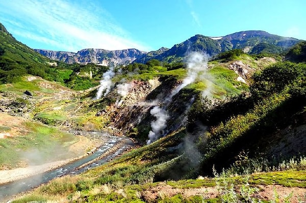 3. Где находится единственный в России район с периодически фонтанирующими гейзерами?