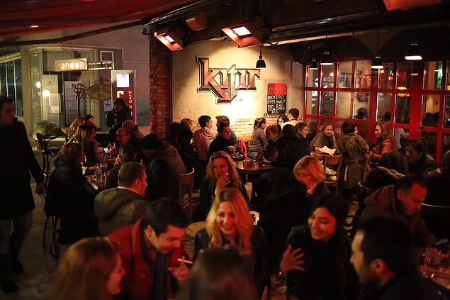 İşten çıkmışız, ertesi gün cumartesi. Hep yaptığımız gibi sürekli takıldığımız bir mekanda standart şeyler içip laklak yapmak için buluşuyoruz.