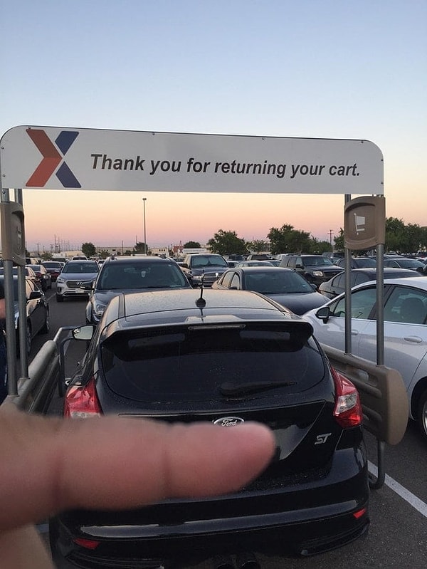 9. Припарковаться под надписью "Спасибо, что вернули тележку" это надо уметь!