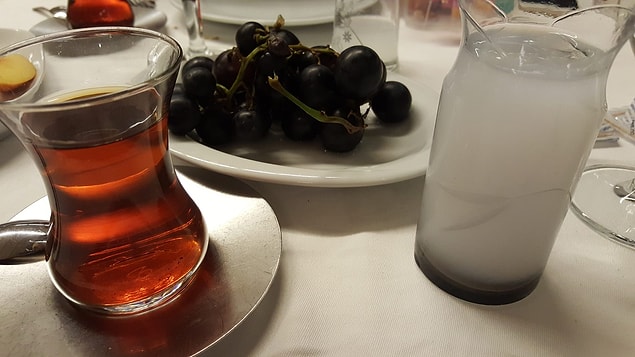 Masalara zır zır çay servisi yapıldığını fark ettim. Şurada iki saattir oturuyorsak, en az 5 kere çay servisi yapıldığını görmüştüm.