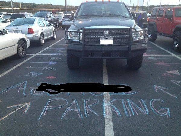 11. Кто-то даже не поленился и с помощью мелков выразил все, что думает по поводу этого водятла. Если что, замазанное слово — "говнюк".