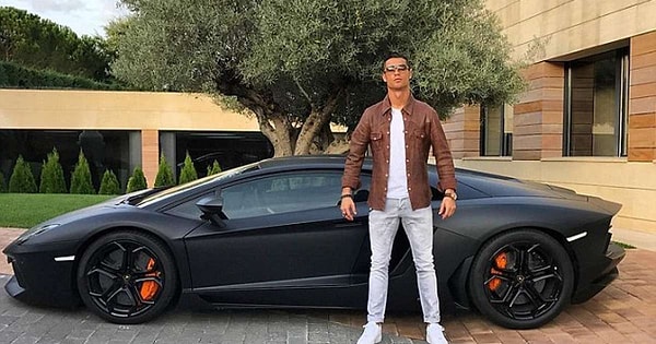 8. Так на что же он тратит деньги? Одно из основных хобби Роналду – машины. Он водит Lamborghini Aventador за 300 тыс. долларов, а также, например, Maserati