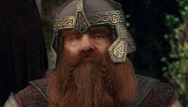 3. Yüzüklerin Efendisi’ndeki Gimli, Yüzük Kardeşliğine katıldığında 139 yaşındaydı. Onu Hobbit serisinde göremememizin nedeniyse 62 gibi çok genç bir yaşta olduğu için bu serüvene katılmasına izin verilmemesiydi.