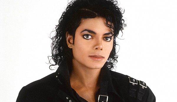 8. Beverly Hills’da arabasıyla yolda kalan Michael Jackson 911’i aramış. 911 görevlisi Michael Jackson’la görüştüğünü bilmesine rağmen “Yalnızca acil durumlar için bu hattı kullanınız” deyip görüşmeyi sonlandırmış.