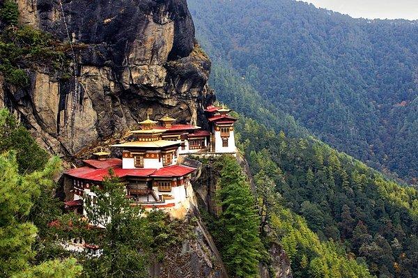 Butan, modern dünyanın etkilerini büyük ölçüde reddetmiş ve kendi kültürel kimliğini korumayı başarmış nadir ülkelerden biridir.