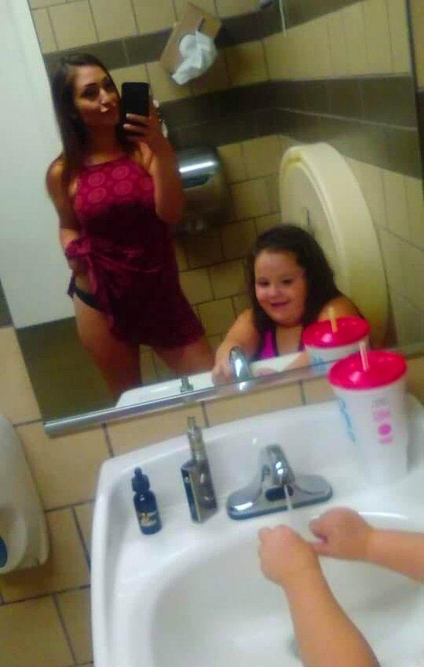 10. Boy aynalı selfie'lerde, banyoda tek başımıza olmaya dikkat edelim lütfen.