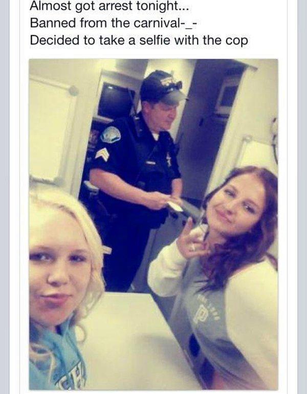 11. "Bu gece festivalden atıldık, neredeyse tutuklandık. Polisle selfie çekelim dedik."