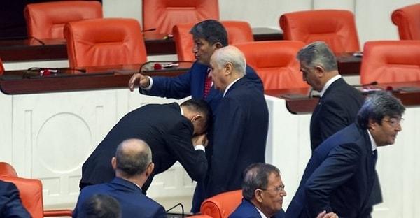 İYİ Parti İstanbul Milletvekili Hayati Arkaz, MHP Genel Başkanı Devlet Bahçeli'nin elini öptü.
