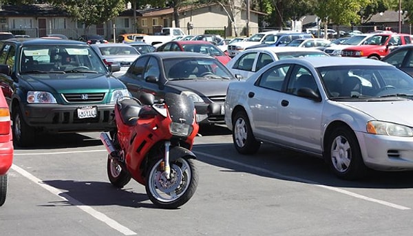 4. Когда замечаешь свободное место на парковке, но добравшись, видишь, что там стоит чей-то мотоцикл...