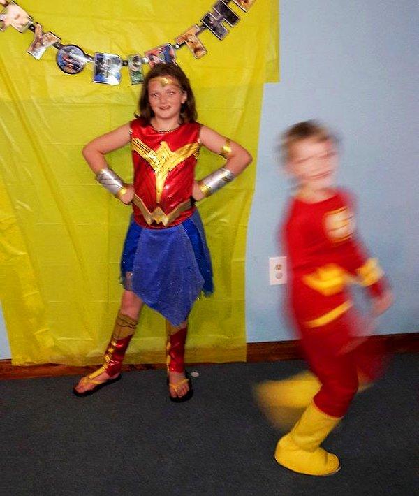 13. "Flash kılığındaki oğlum ablasını photobomb'lamak istedi."