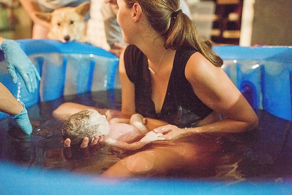 7. Брук, которая сама является дипломированной акушеркой, сожалеет, что ее первые роды не были засняты на пленку.