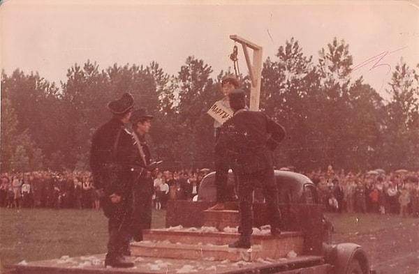 3. В наше время на подобных праздниках вы вряд ли увидите, например, сцену повешения партизана (пусть даже и сымитированную).