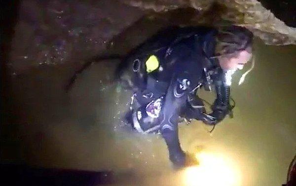 Yetkililer, mağaradaki su seviyesinin hızla arttığı endişesiyle daha fazla bekleyemedi ve yerel saatle 10:00'da, onlarca deneyimli dalgıç harekete geçti.