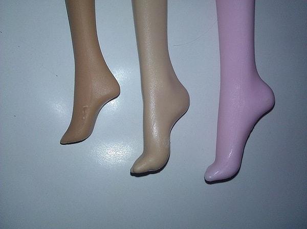 Çocukluğumuzda Barbie'lerin ayakları hem vücutlarına göre oldukça küçük, hem de bu şekildeydi.