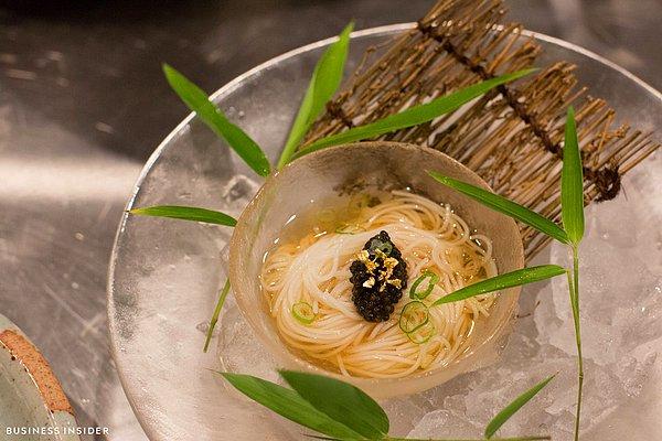 10. Kimura ve Fransız mutfağında bir geçmişe sahip olan sos şefi, sade ve lezzetli olan tüm yemekleri sunuyor.