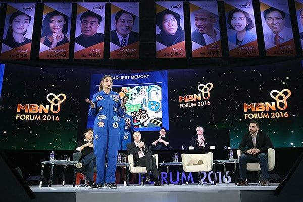 15. Впервые она выступила для фонда "Blueberry Foundation", названного в честь её позывного — "Blueberry".